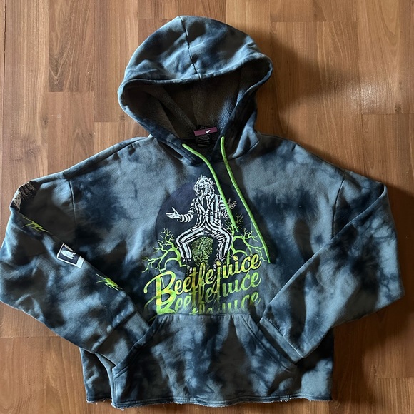 Her Universe Tops - NWT Beetlejuice Tie Dye Crop Hoodie size medium 🪲
